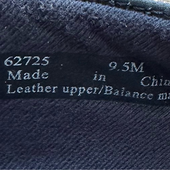 Clarks Navy shoe in size 9.5 M - Picture 5 of 5